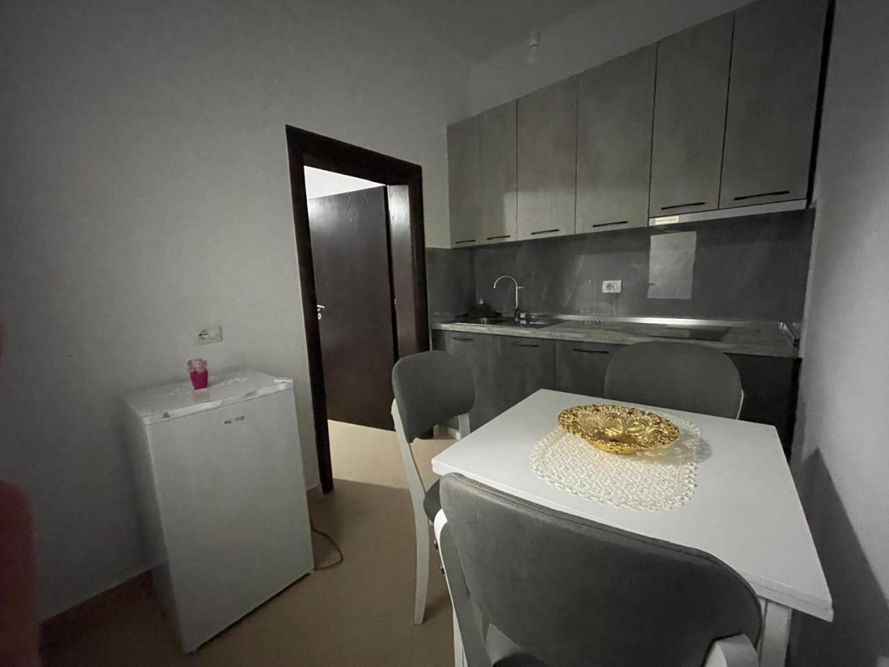 Vila Megi-Rent Room Vlorë Exteriör bild